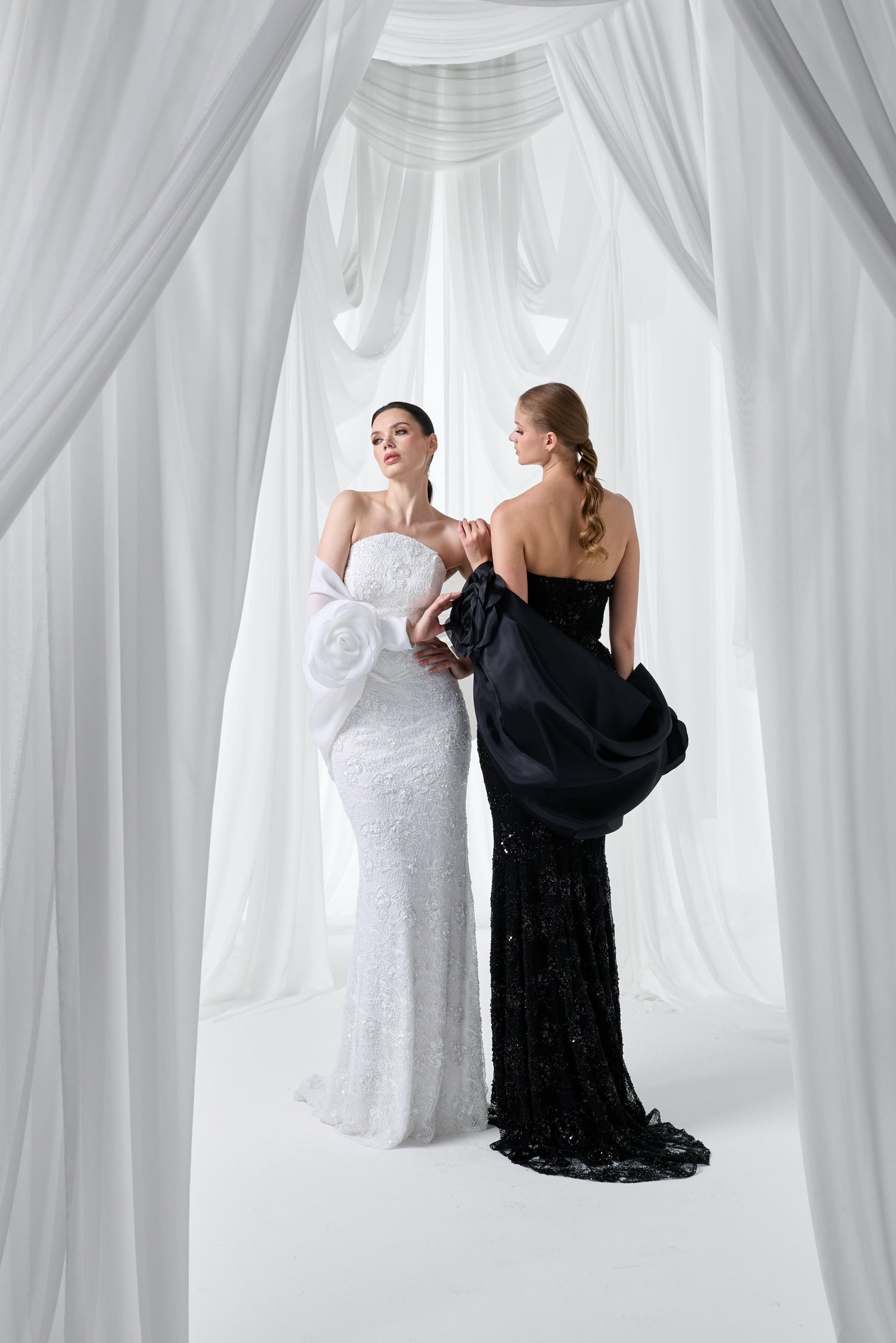 So Lady Model 4068 Straplez Çiçek Detaylı Dantel İşlemeli Uzun Abiye Elbise