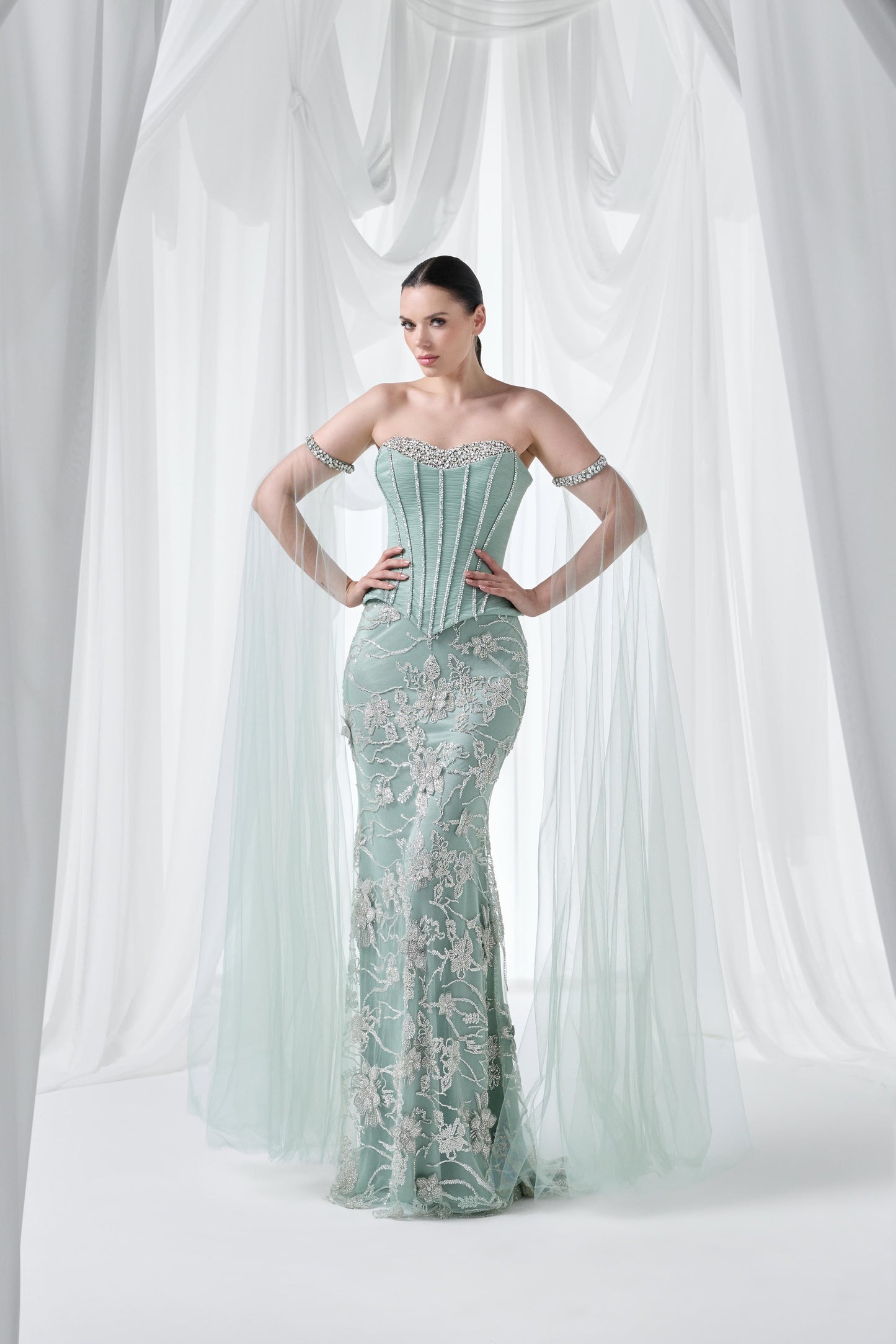 So Lady Model 4056 Kalp Yaka Korsajlı Tül Pelerinli Uzun Abiye Elbise