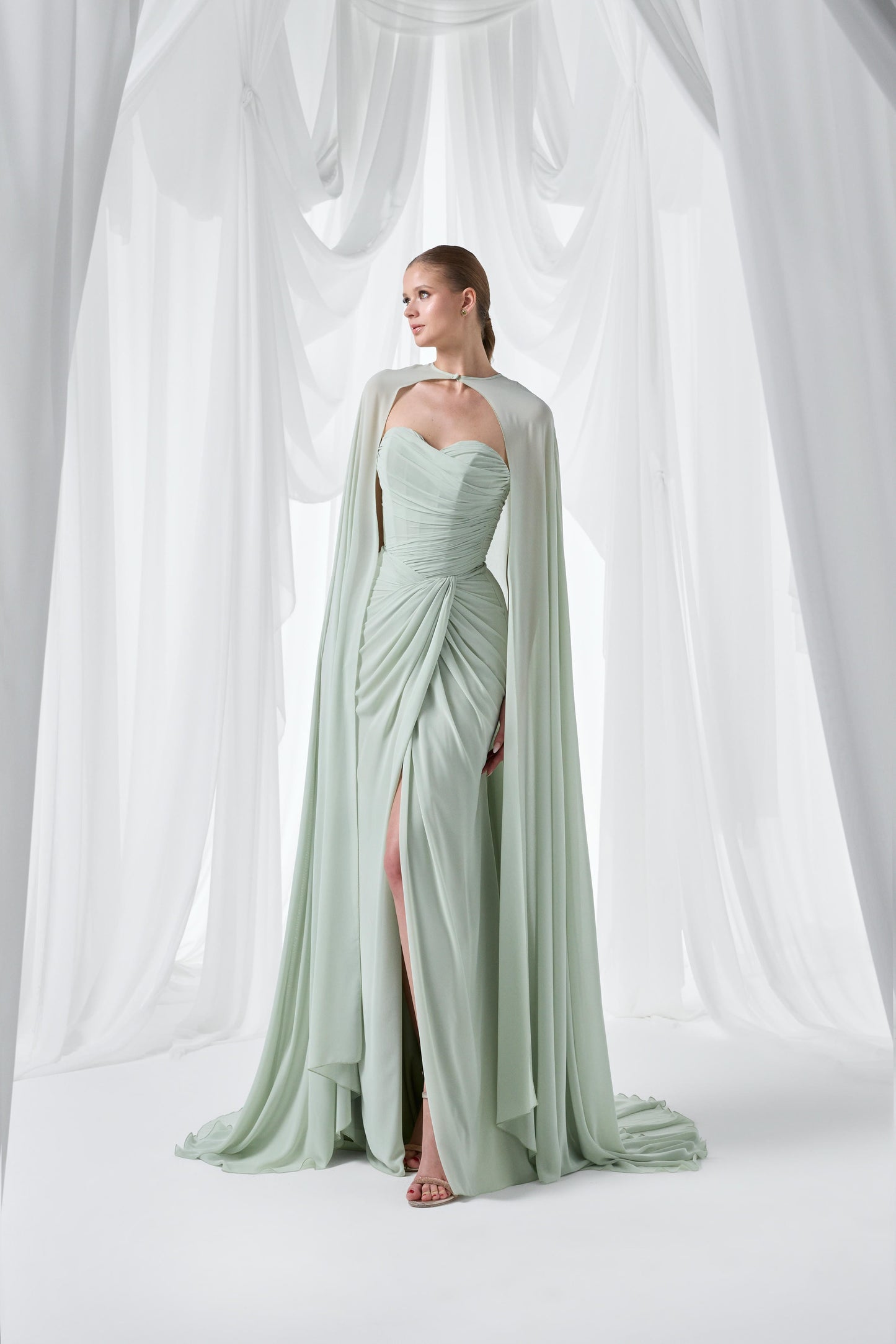 So Lady Model 4061 Straplez Pelerin Detaylı Drapeli Yırtmaçlı Uzun Abiye Elbise