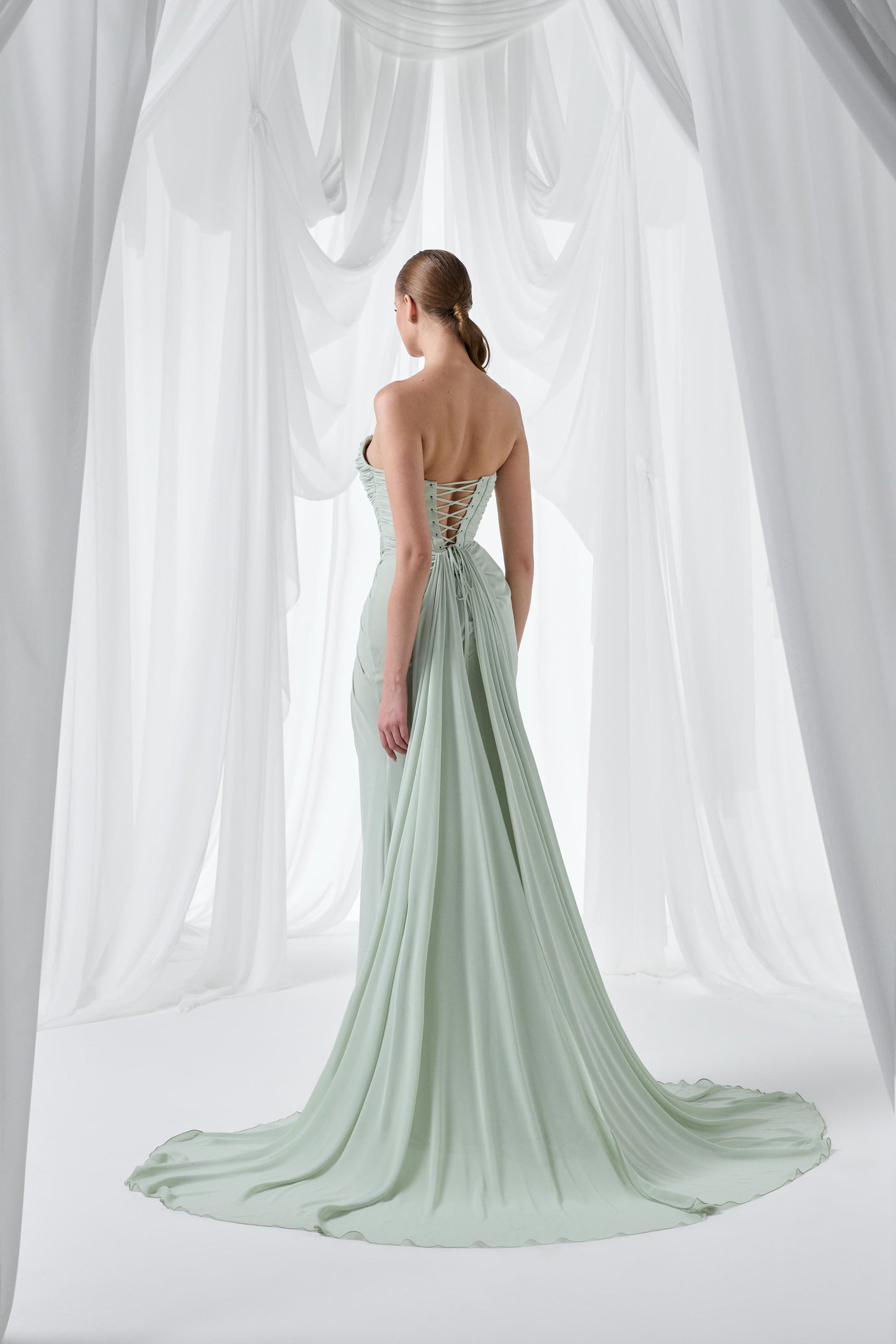 So Lady Model 4061 Straplez Pelerin Detaylı Drapeli Yırtmaçlı Uzun Abiye Elbise