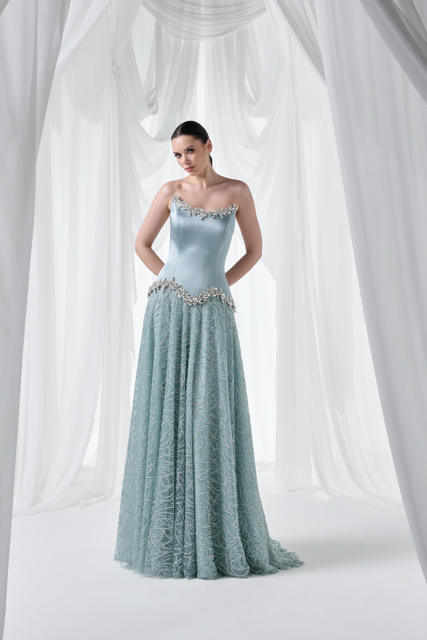 So Lady Model 4054 Straplez Taş Detaylı Simli Tül Uzun Abiye Elbise