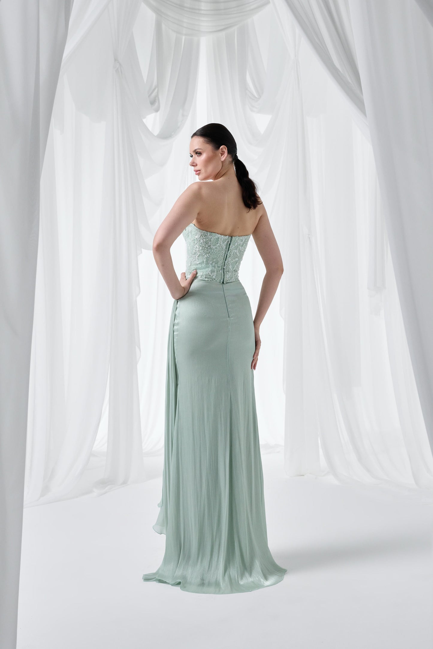 So Lady Model 4005 Straplez İşlemeli Drapeli Yırtmaçlı Uzun Abiye Elbise