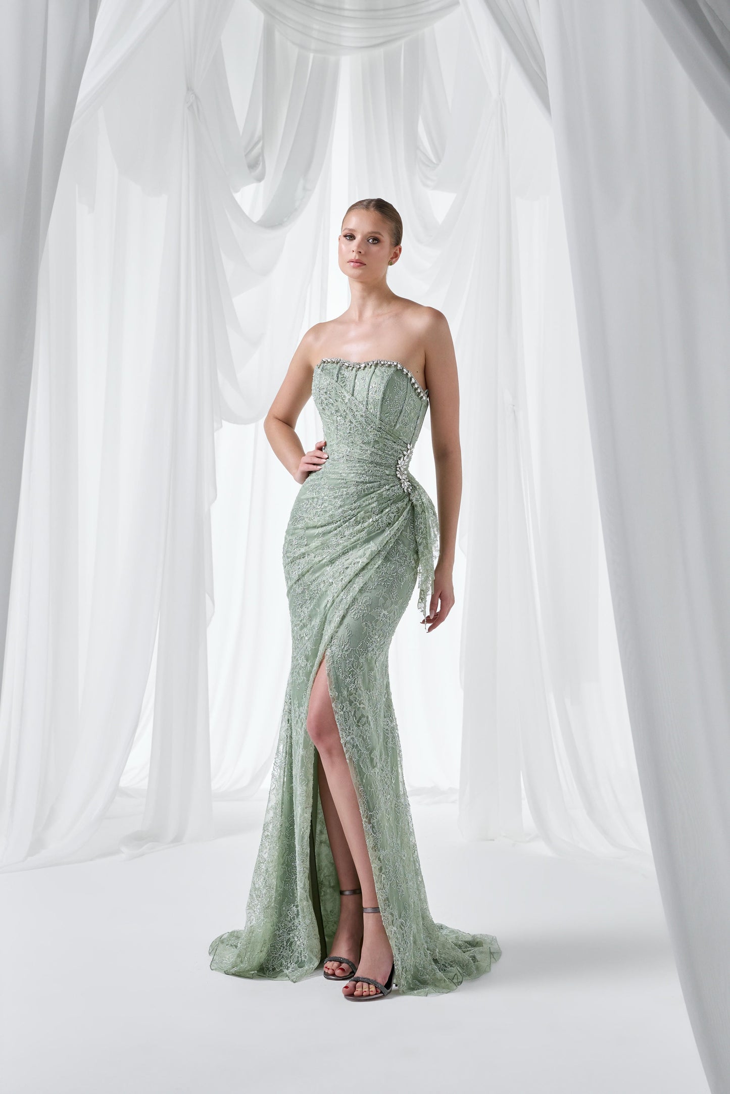 So Lady Model 4017 Straplez Dantel İşlemeli Drapeli Yırtmaçlı Uzun Abiye Elbise