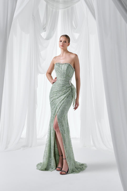 So Lady Model 4017 Straplez Dantel İşlemeli Drapeli Yırtmaçlı Uzun Abiye Elbise