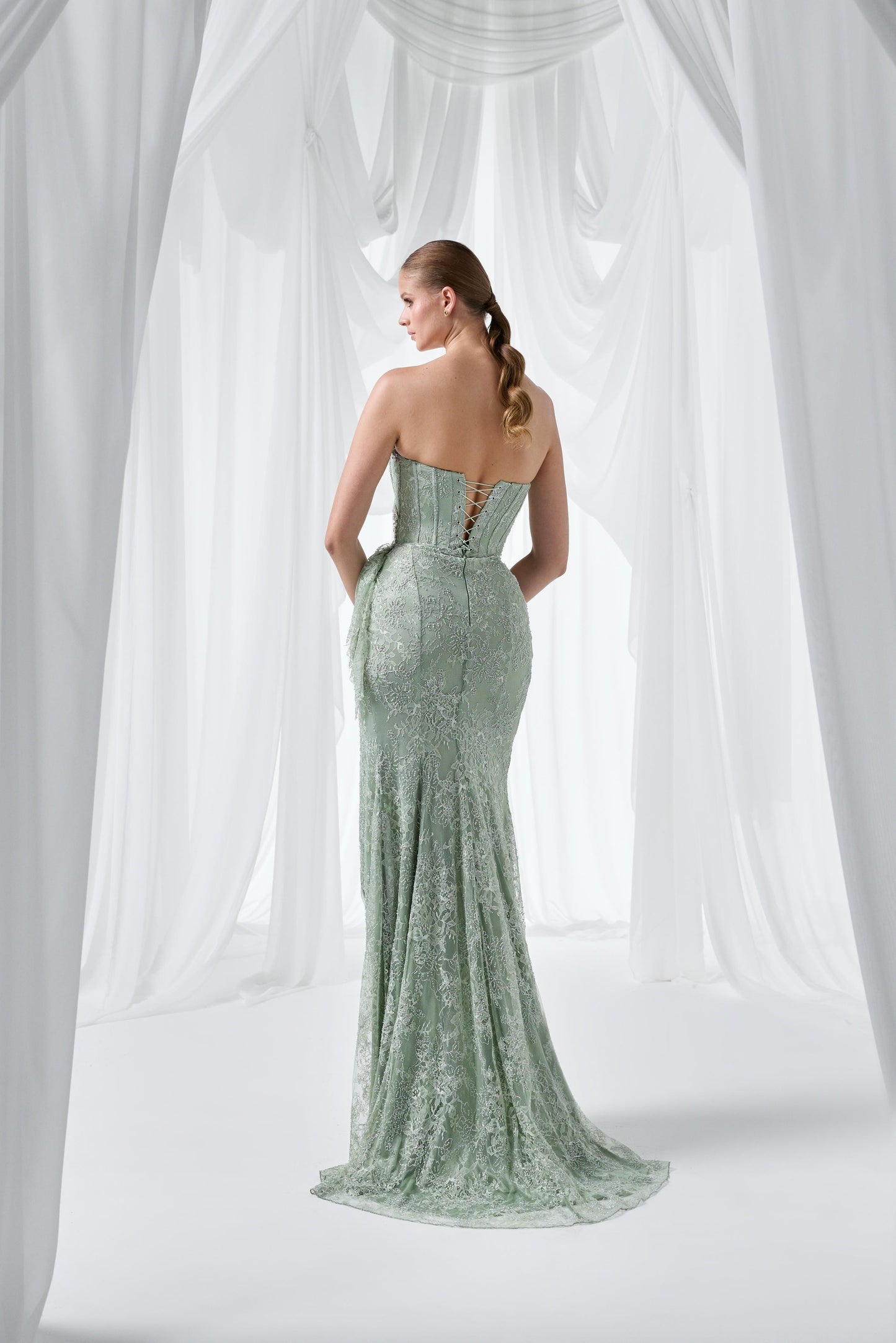 So Lady Model 4017 Straplez Dantel İşlemeli Drapeli Yırtmaçlı Uzun Abiye Elbise