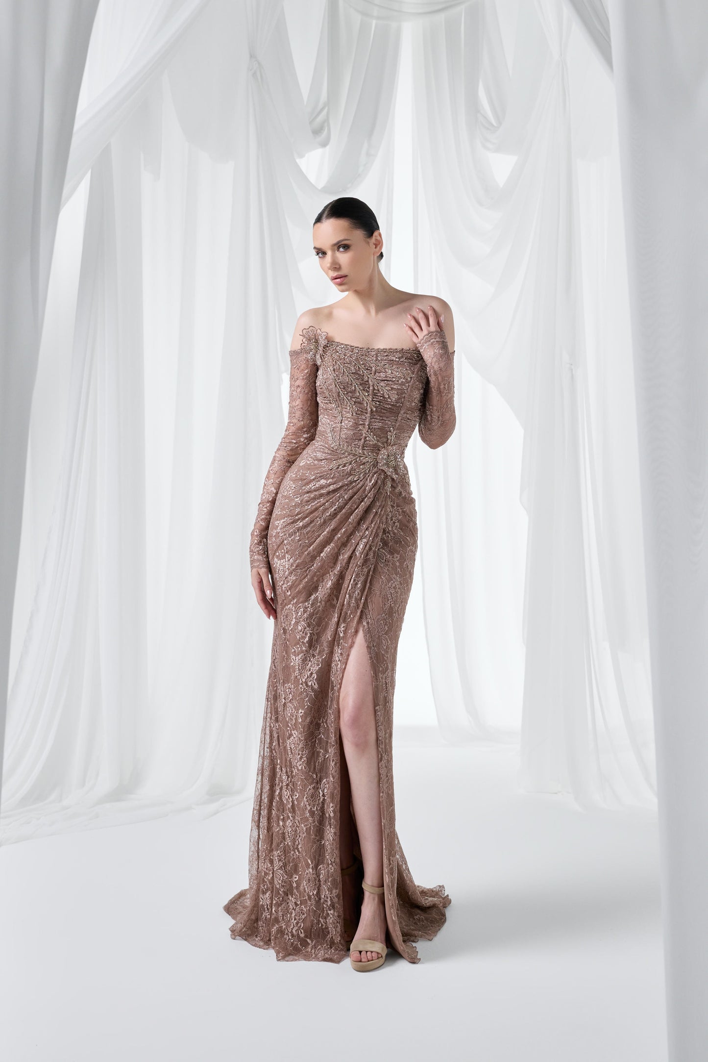 So Lady Model 4031 Düşük Omuz Dantel İşlemeli Drapeli Yırtmaçlı Uzun Abiye Elbise