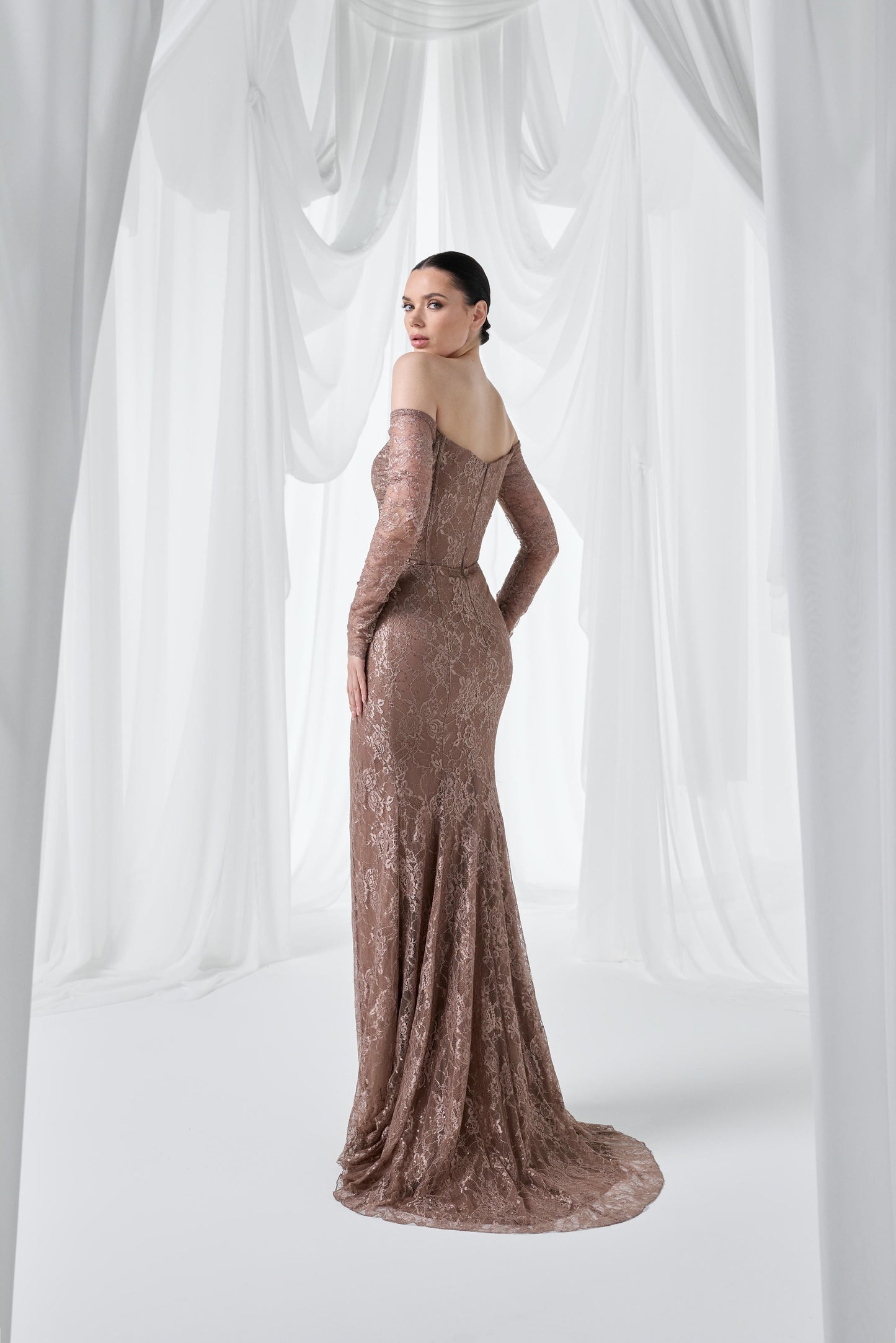 So Lady Model 4031 Düşük Omuz Dantel İşlemeli Drapeli Yırtmaçlı Uzun Abiye Elbise