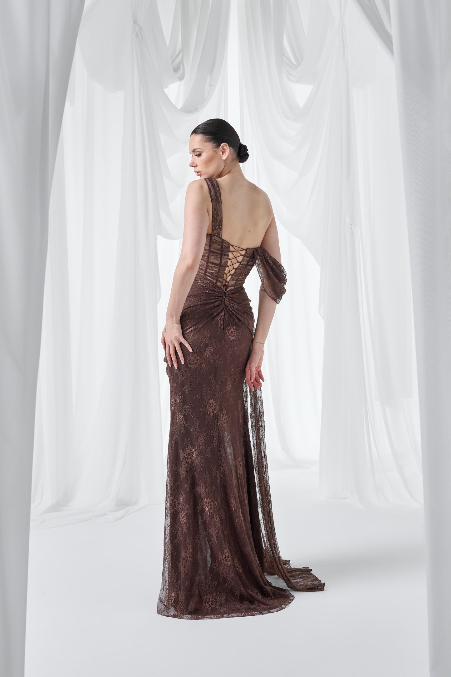 So Lady Model 4100 Tek Omuz Dantel Drapeli Yırtmaçlı Uzun Abiye Elbise