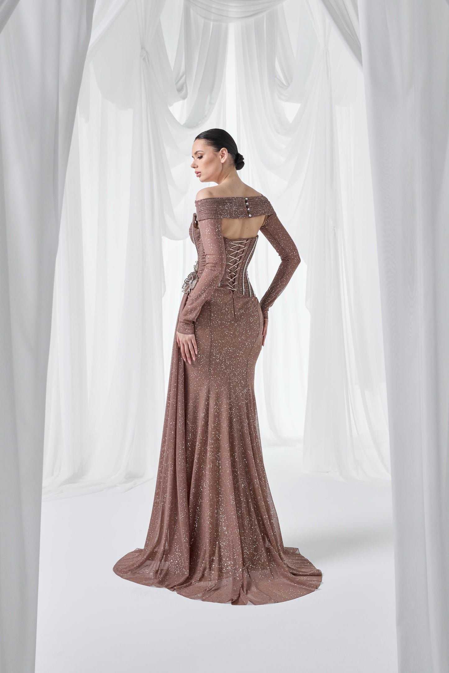So Lady Model 4065 Düşük Omuz Korsajlı Drapeli Yırtmaçlı Uzun Abiye Elbise