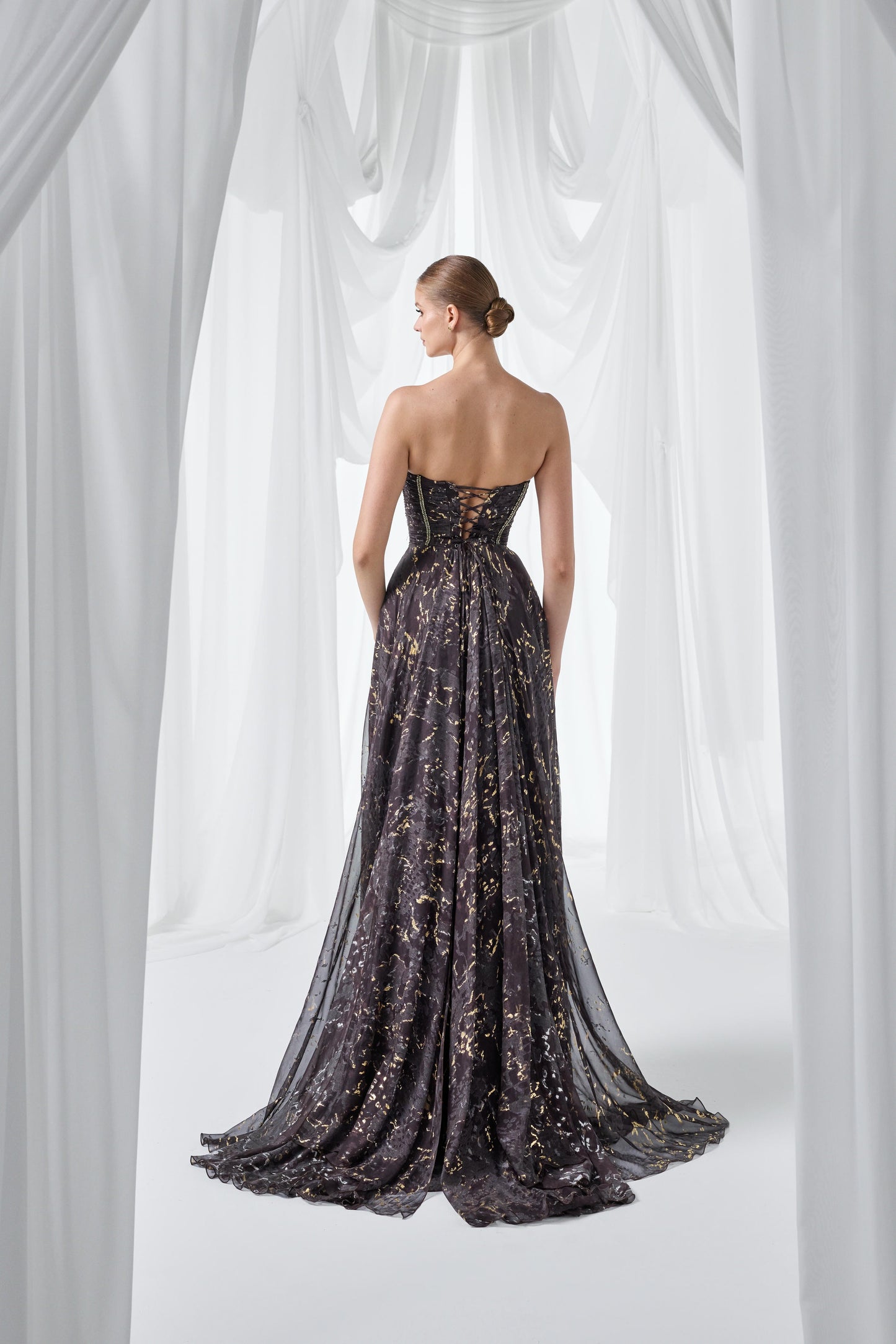 So Lady Model 4076 Straplez Korse Detaylı Desenli Tül Yırtmaçlı Uzun Abiye Elbise