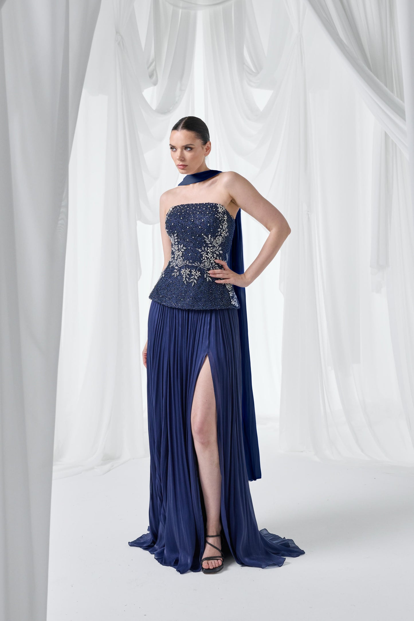 So Lady Model 4051 Straplez Taş İşlemeli Piliseli Yırtmaçlı Uzun Abiye Elbise