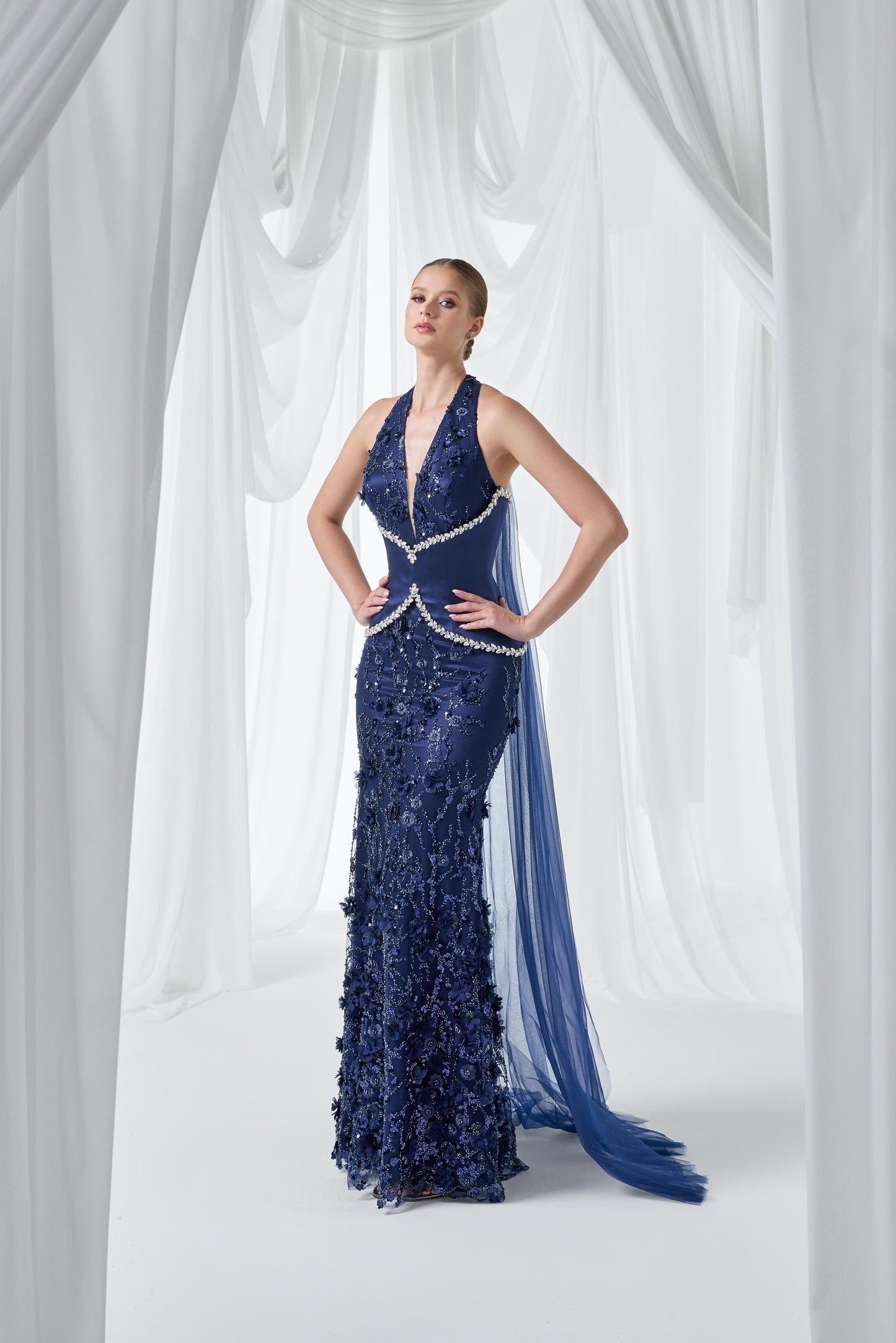 So Lady Model 4041 Halter Yaka Pelerin Detaylı İşlemeli Uzun Abiye Elbise