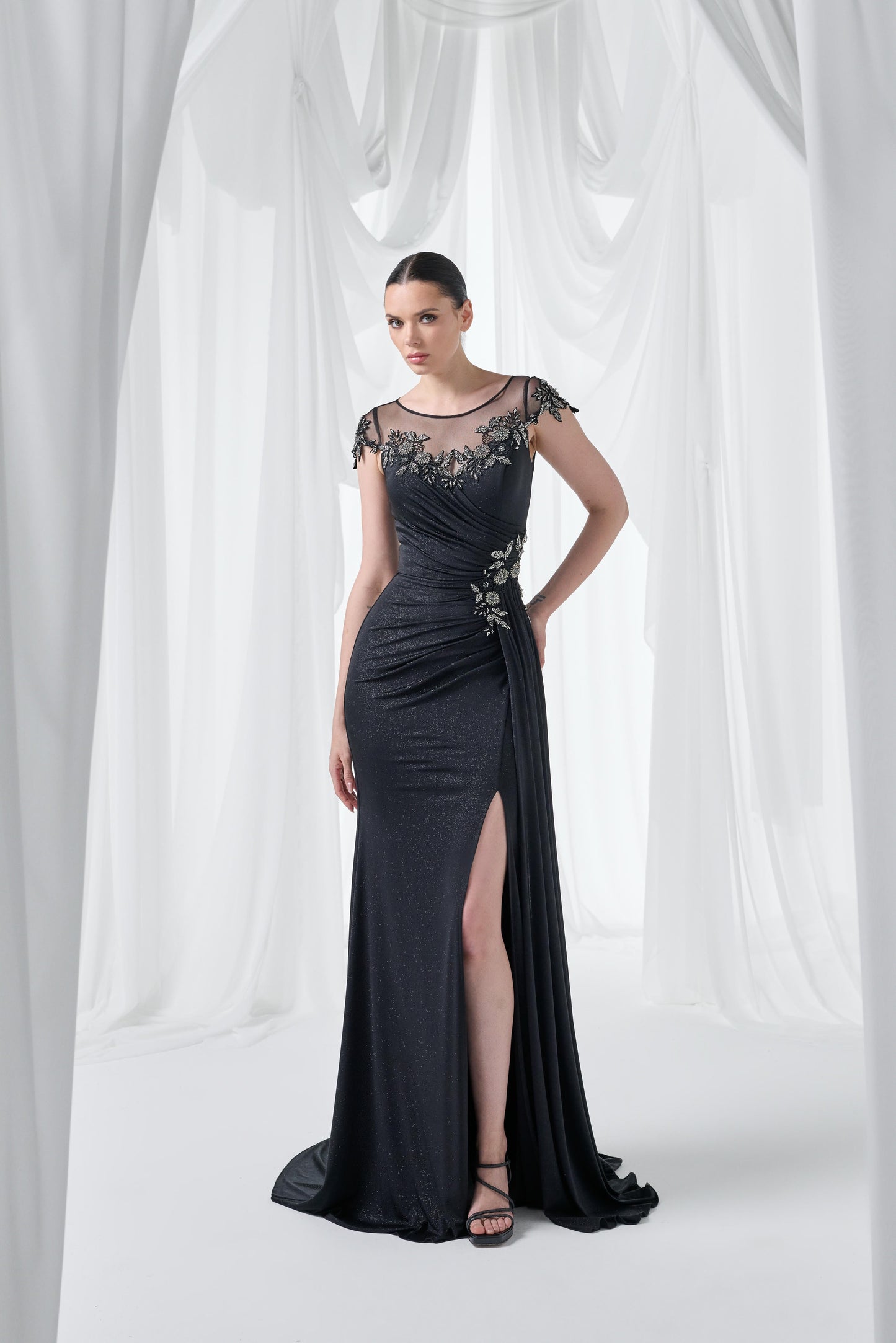 So Lady Model 4010 Tül Detaylı Aplike İşlemeli Yırtmaçlı Uzun Abiye Elbise