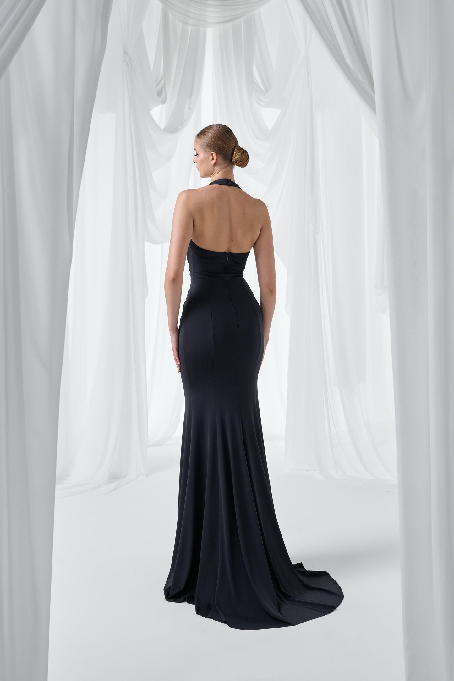 So Lady Model 4088 Boyun Askılı Çiçek Taş Detaylı Yırtmaçlı Uzun Abiye Elbise