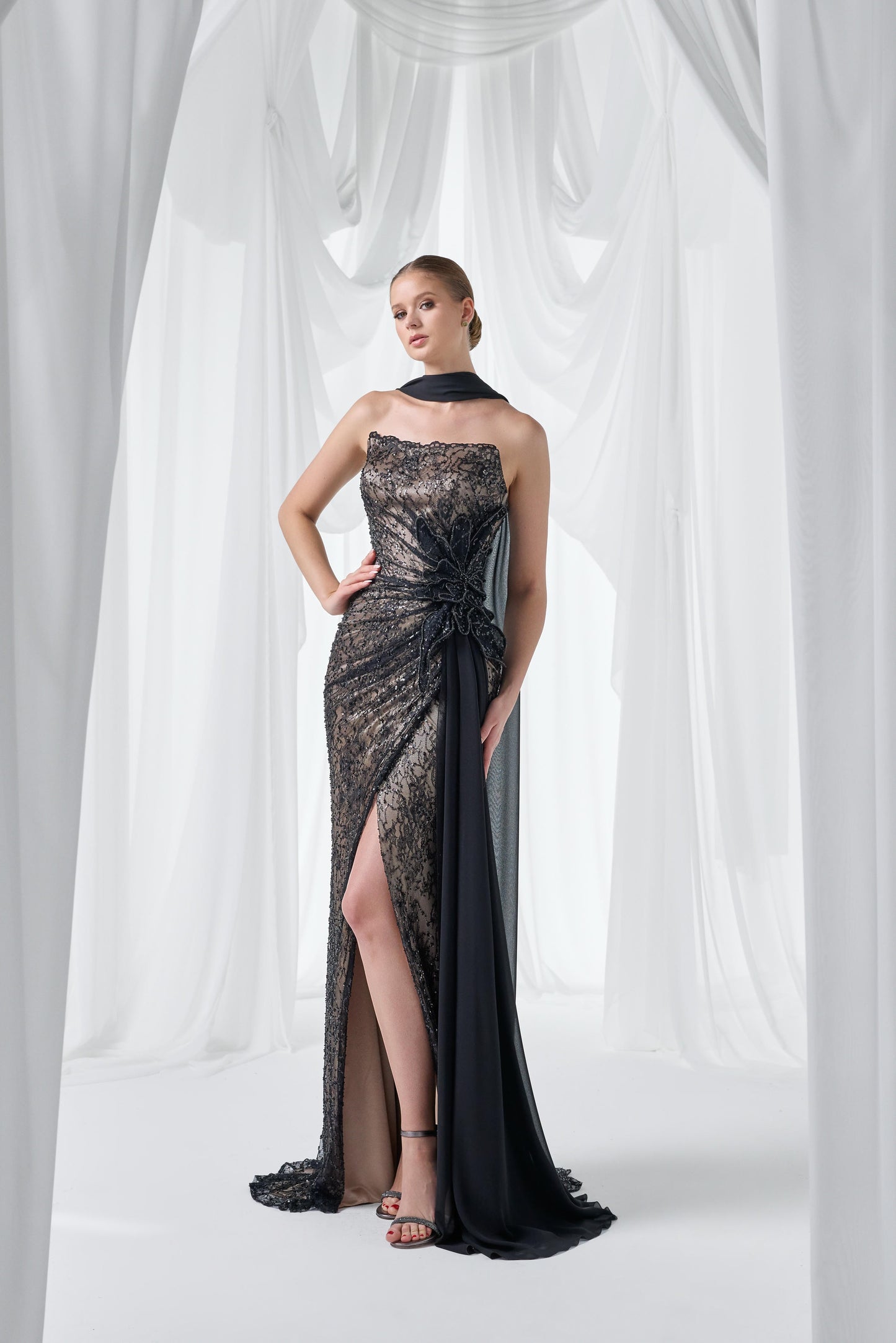 So Lady Model 4087 Straplez Pelerin Detaylı Dantel İşlemeli Yırtmaçlı Uzun Abiye Elbise
