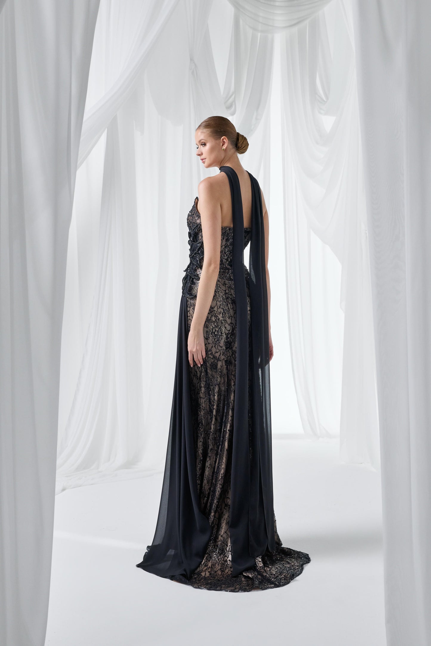 So Lady Model 4087 Straplez Pelerin Detaylı Dantel İşlemeli Yırtmaçlı Uzun Abiye Elbise