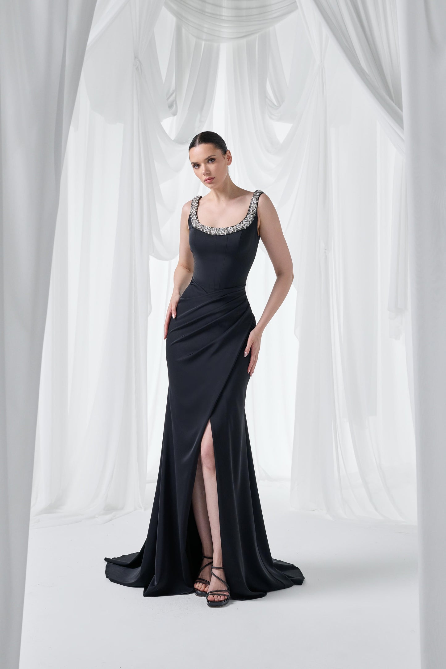 So Lady Model 4006 Taş İşlemeli Yaka Detaylı Drapeli Yırtmaçlı Uzun Abiye Elbise