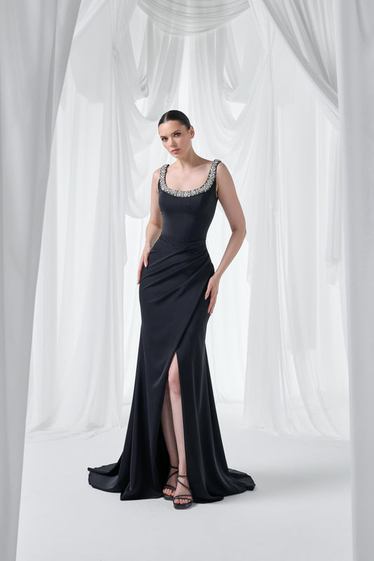 So Lady Model 4006 Taş İşlemeli Yaka Detaylı Drapeli Yırtmaçlı Uzun Abiye Elbise