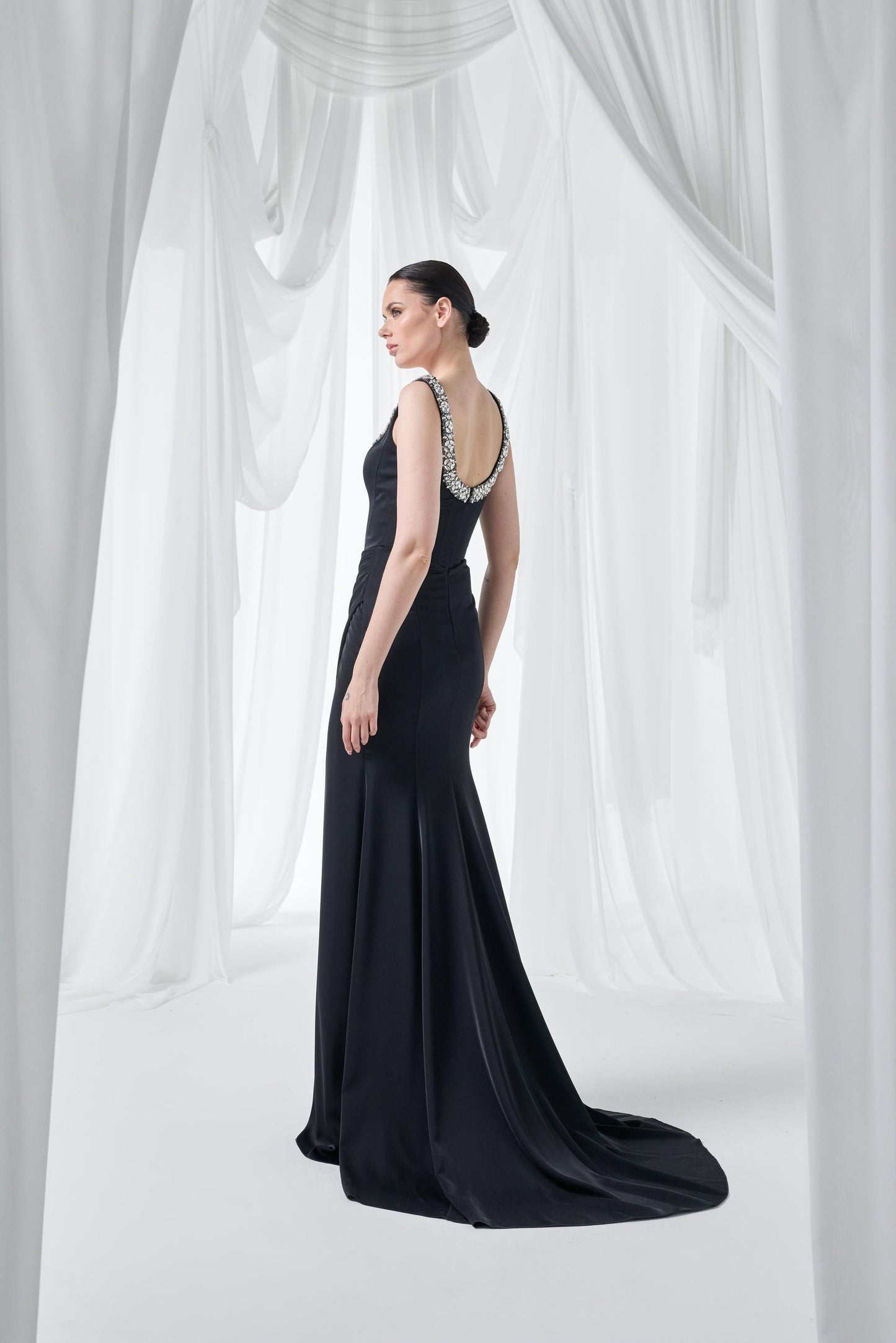 So Lady Model 4006 Taş İşlemeli Yaka Detaylı Drapeli Yırtmaçlı Uzun Abiye Elbise