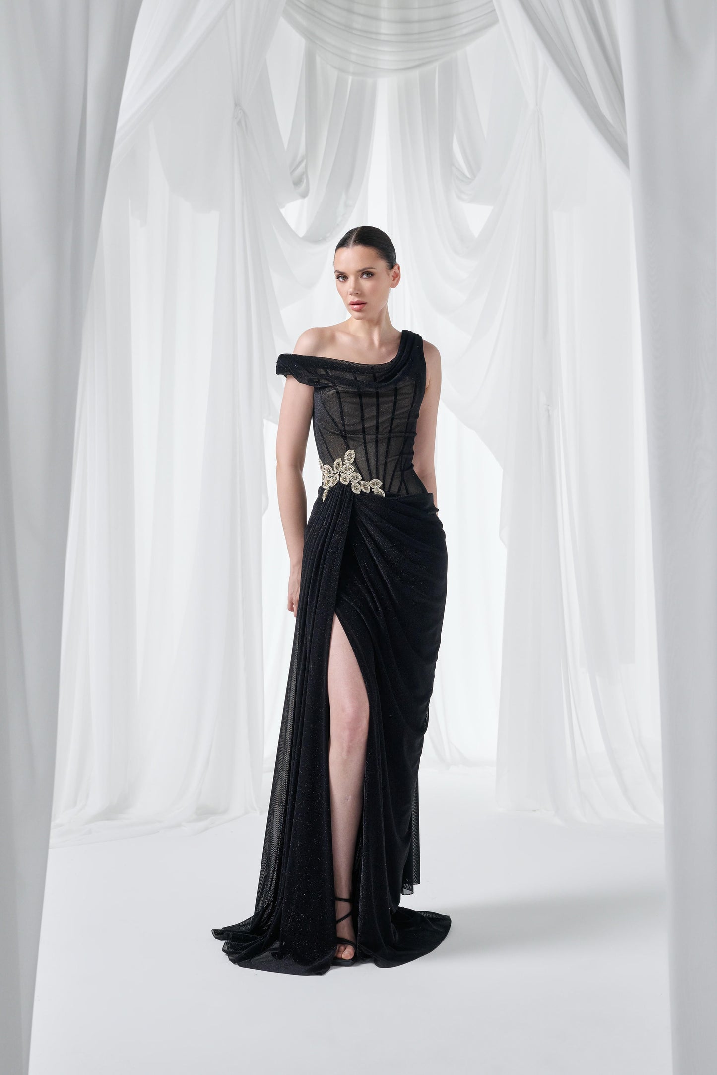 So Lady Model 4049 Asimetrik Omuz Korse Detaylı Drapeli Yırtmaçlı Uzun Abiye Elbise