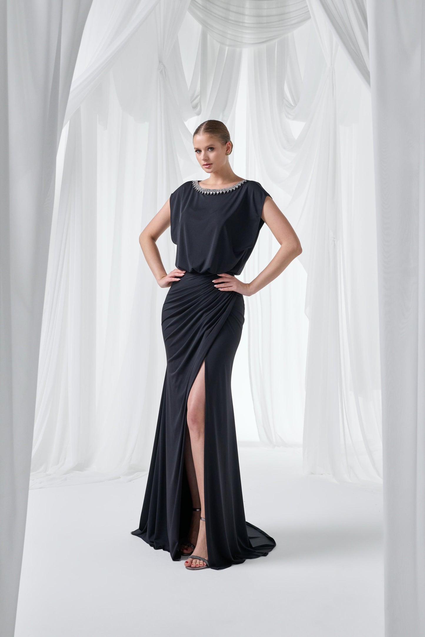 So Lady Model 4013 Taş Detaylı Yakalı Yırtmaçlı Uzun Abiye Elbise
