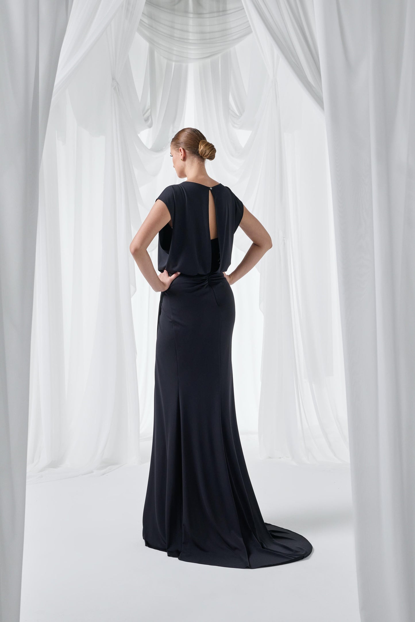 So Lady Model 4013 Taş Detaylı Yakalı Yırtmaçlı Uzun Abiye Elbise