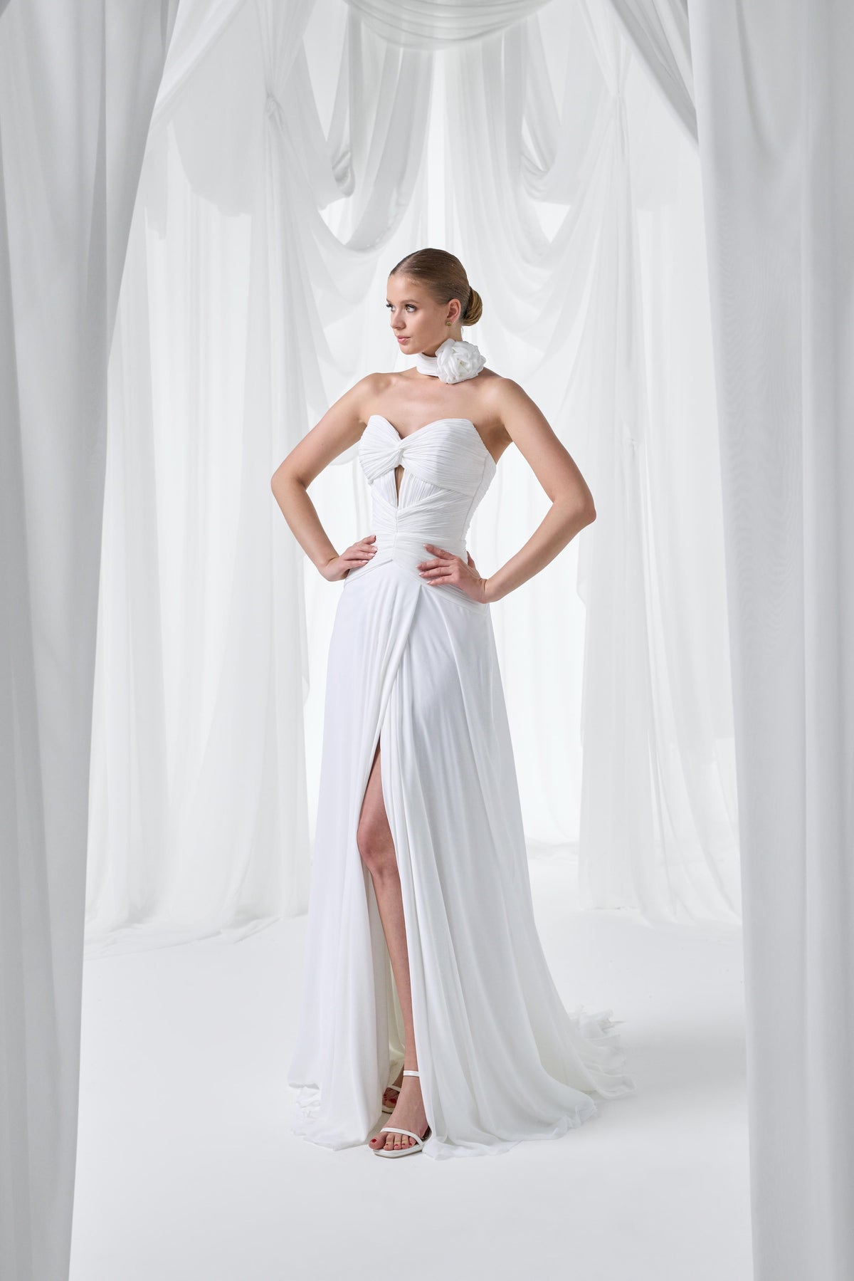 So Lady Model 4095 Straplez Çiçek Detaylı Beyaz Yırtmaçlı Uzun Abiye Elbise